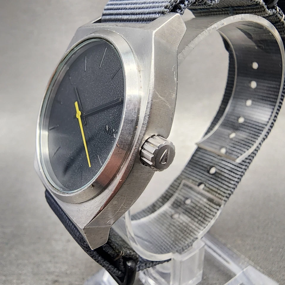 Reloj Nixon Time Teller Hombre 37mm Esfera Negra Tono Plateado Redondo Batería Nueva Foto 3 de 4