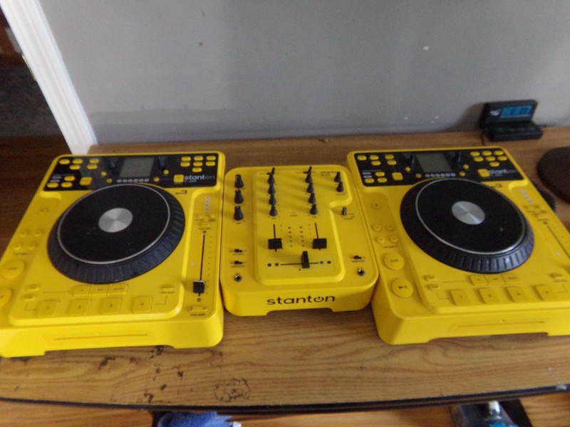 PAIR OF STANTON C.324 CD/MP3 PLAYERS PLUS M.212 MIXER