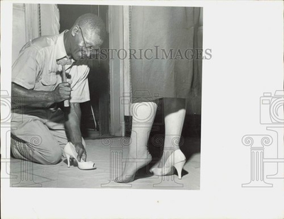 #ad Press Photo Elevator operator Freddie fixing a woman#x27;s shoe lra63469 $24.99