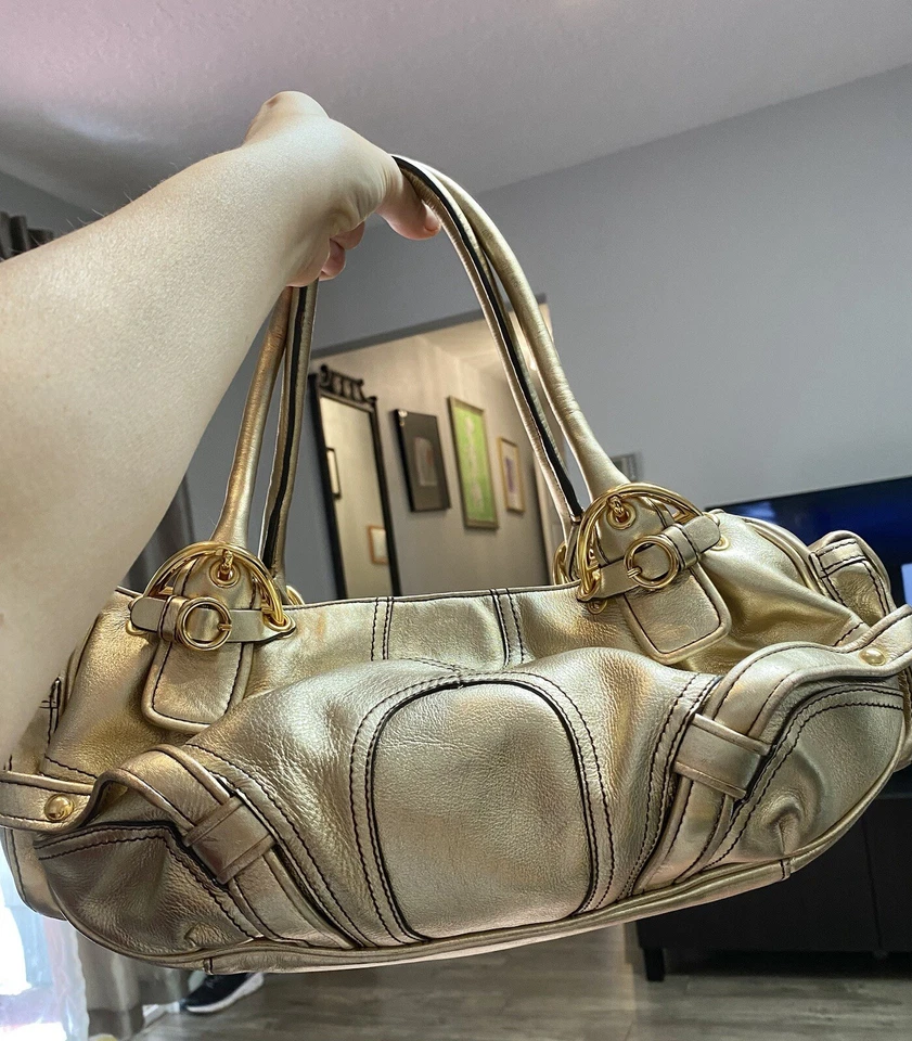 Juicy Couture Vint. Bolso Cartera L Cuero Dorado con Plumero y Dije EXCELENTE + ¡Estado! Foto 3 de 4