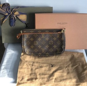 lv mono pochette