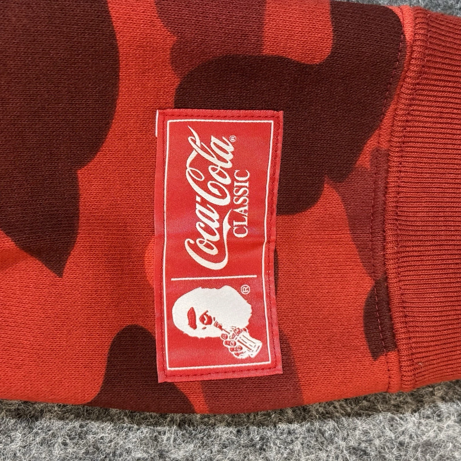 A BATHING APE (BAPE) Felpa con cappuccio BAPE x Coca Cola colore mimetico testa di scimmia pullover rosso RARA taglia:piccola