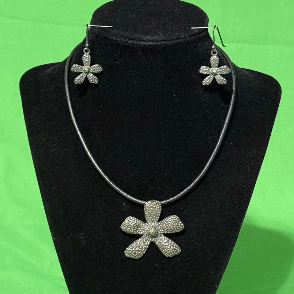 Juego de pendientes collar flor margarita martillada plata esterlina 925 silpada retirados Foto 2 de 4