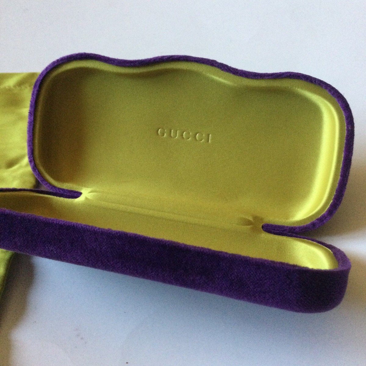 Gucci Chartreuse Velvet Clamshell Sunglasses Case with Silky drawstring pouch GUCCI PURPLE VELVET SUNGLASSES CASE WITH SATIN DRAWSTRING  main image 2