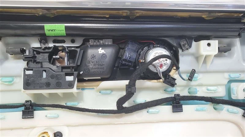 Panel de moldura de puerta interior trasero derecho 2 lengüetas rotas OEM 2004 Volkswagen Phaeton Foto 2 de 4