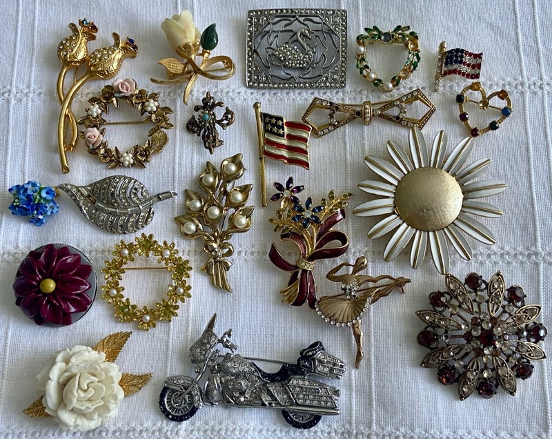 AS IS REPAIR PARTS Lot of 21 Brooch Pins Some Signed LC Monet 1928 Brand L118