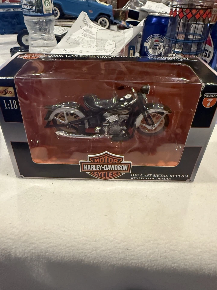 Harley Davidson Motorcycles 1936 EL Knucklehead escala 1:18 diecast  Foto 2 de 4