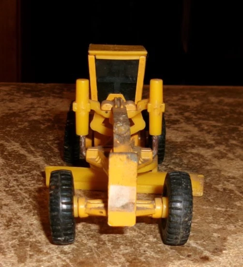 1/64 ertl CAT road grader has play wear good used - Image 2 of 4