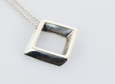 Tiffany & Co. シルバー スクエアペンダントネックレス Tiffany & Co. Geometric Square Necklace in Sterling Silver 16