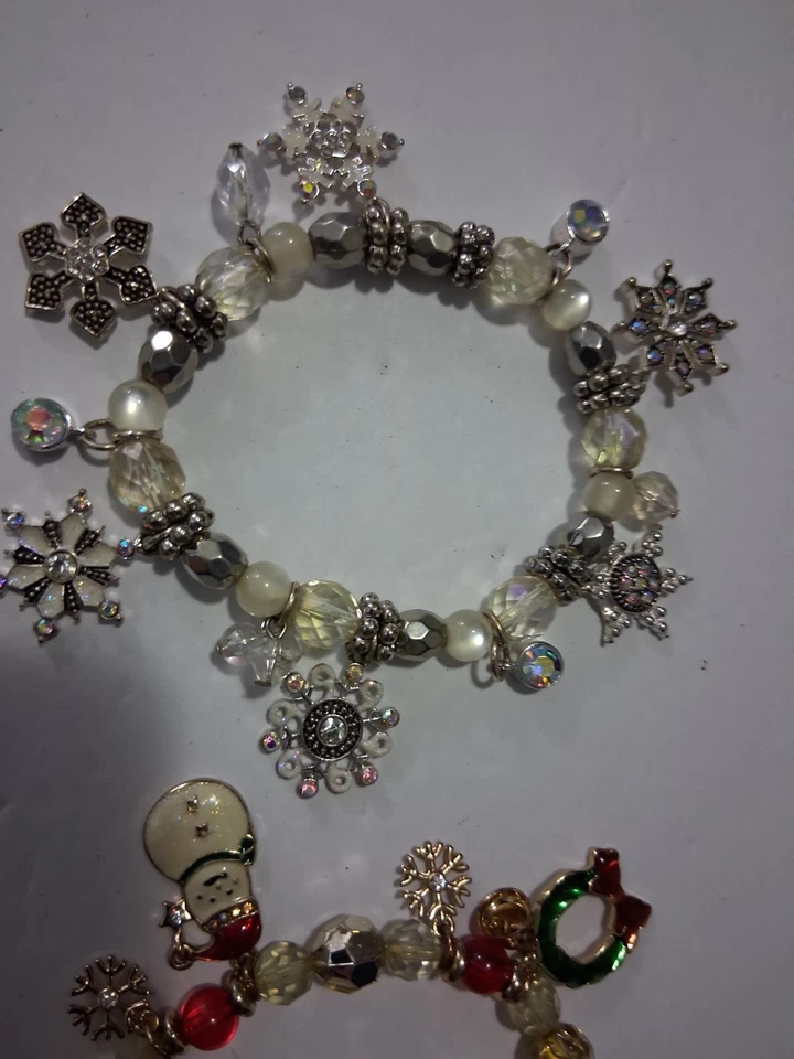 2 pulseras Kenneth Cole con cuentas brillantes copo de nieve y dije de Navidad marcadas KC Foto 2 de 4