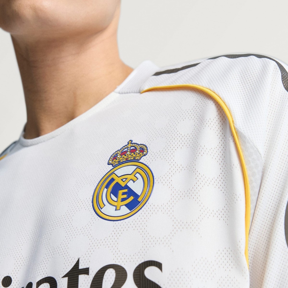 Real Madrid 25/26 Home Authentic Jersey Men's Size M Soccer JV5918