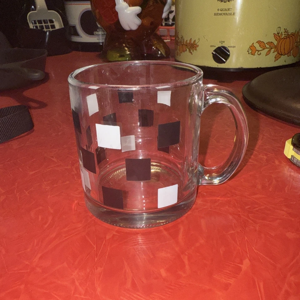Taza de café vintage de vidrio a cuadros de finales de siglo hecha en EE. UU. Foto 3 de 4