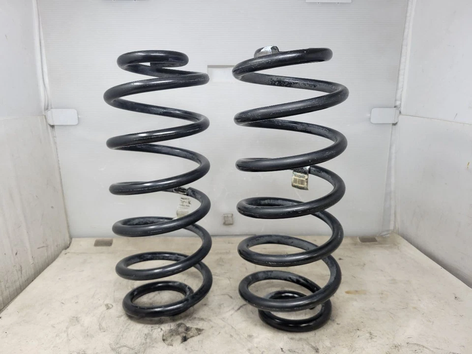 2017 CADILLAC ESCALADE REAR COIL SPRINGS PAIR OEM 102K MILES - Image 3 of 4