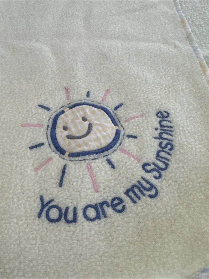 Manta bebé recién nacido de colección borde a cuadros amarillo pastel “You Are My Sunshine” Foto 4 de 4