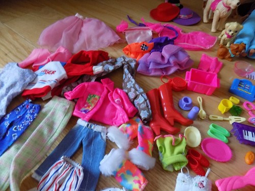 Vintage Barbie fireplace dishes accessories table dolls combs brushes lot clothe - Picture 6 of 16