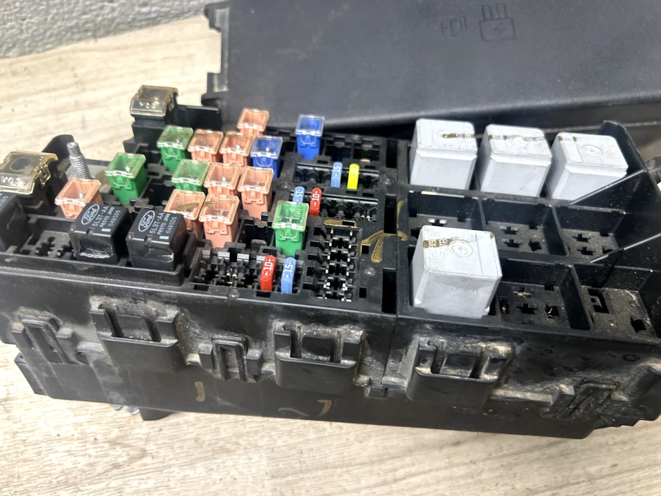 FORD FIVE HUNDRED 05-07 OEM FRONT POWER DISTRIBUTION FUSE BOX RELAY CONTROL - Image 2 of 4