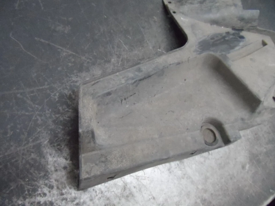 2014 Can-Am Outlander 500 destro para-lama interno 705004587 usado D-9 - Imagem 2 de 4