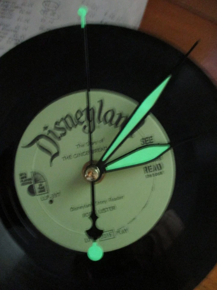 Reloj Dormitorio Infantil Disney Record Funky Manos Verdes Gingerbread Man 1969 7" De Colección Foto 3 de 4