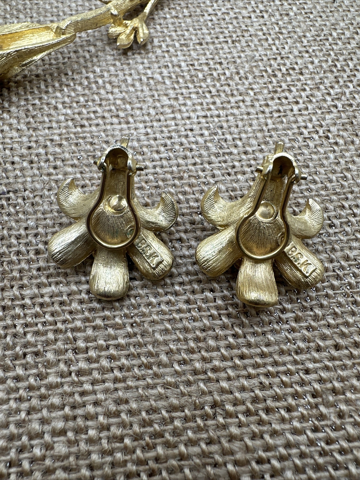 Vintage BSK BROOCH SET BRUSHED GOLD Textured  CLI… - image 10