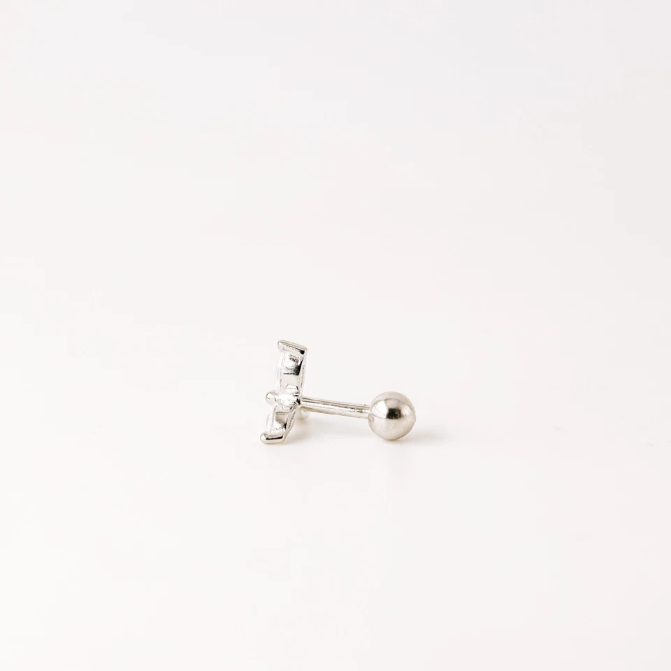 Dainty CZ Flower Piercing, Ball Screw Back Helix Earring - Immagine 2 di 4