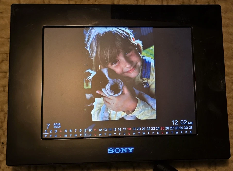 Two working Sony DPF-D810 8" Digital Picture Frames, LED backlight - Image 2 of 3