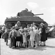 WW2 WWII Photo World War Two /  US Army Recruiting Michigan 1942 M4 Sherman 8466