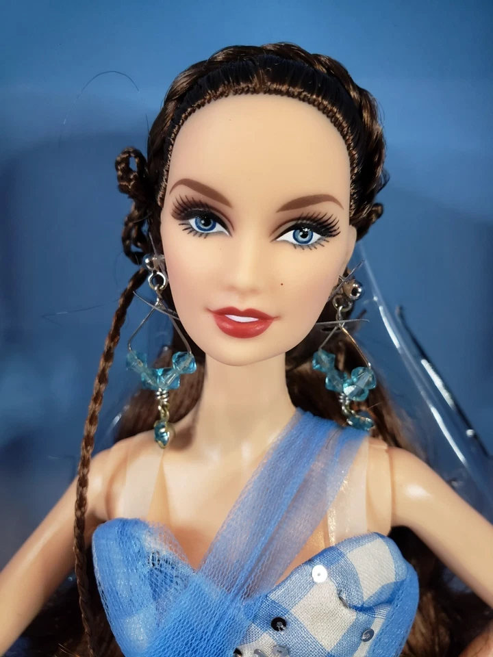 MUÑECA DOROTHY BARBIE 75 ANIVERSARIO EL MAGO DE OZ 2013 ORO MATTEL Y3355 NUEVA EN CAJA Foto 4 de 4