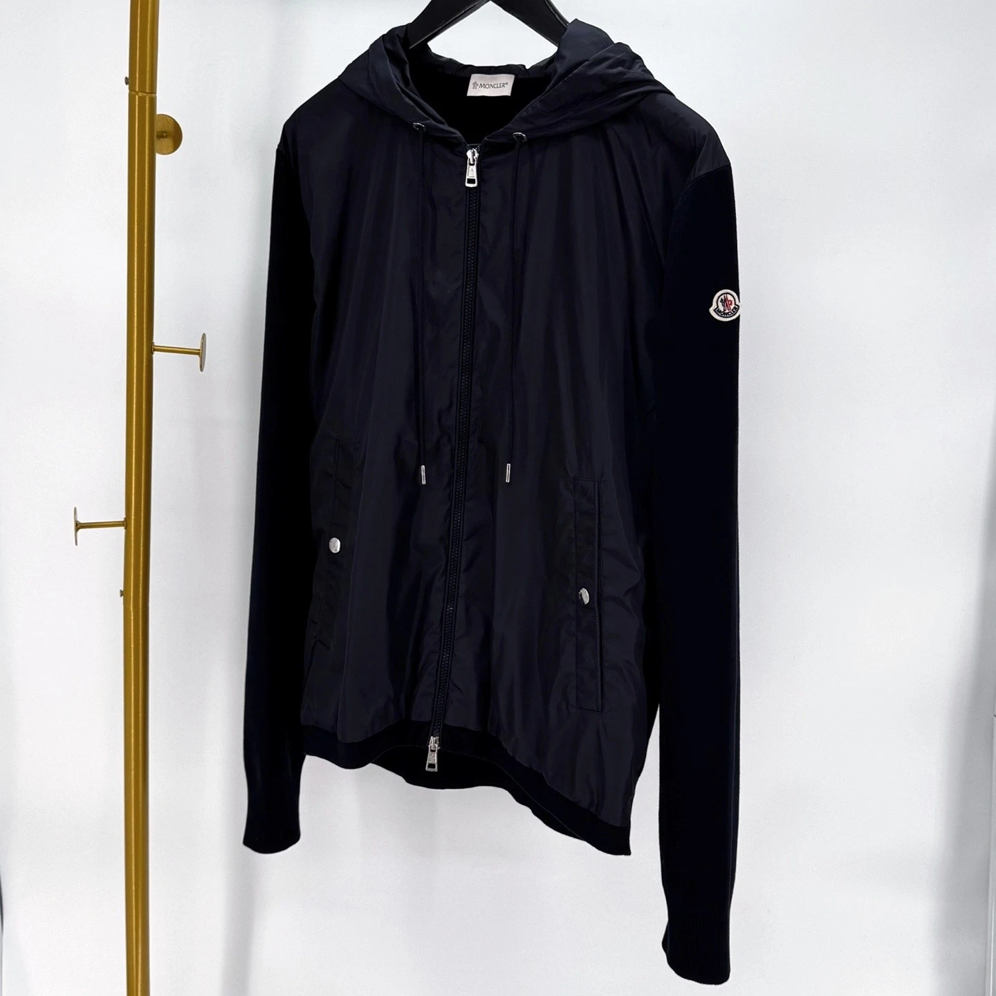 Moncler giacca a vento in maglia con cappuccio blu navy 130937798