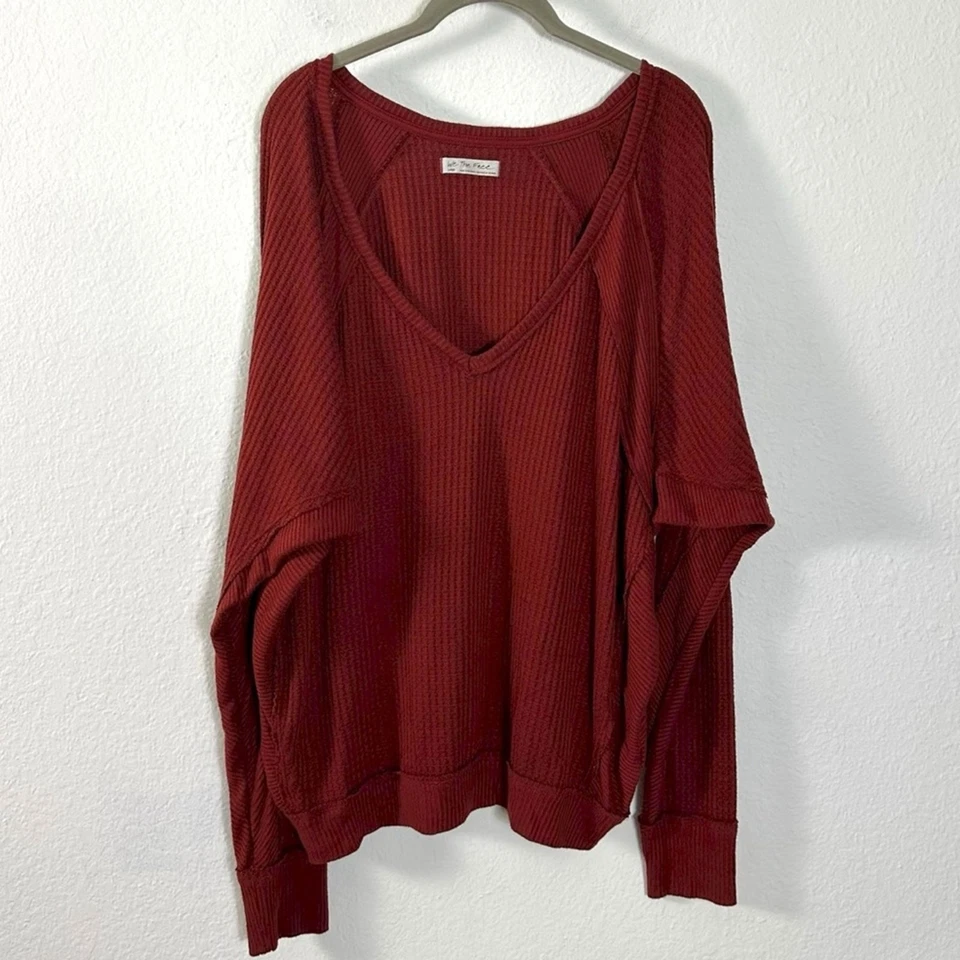 Sudadera térmica de gran tamaño Free People cuello en V tejido gofre grande ladrillo rojo otoño Foto 2 de 4