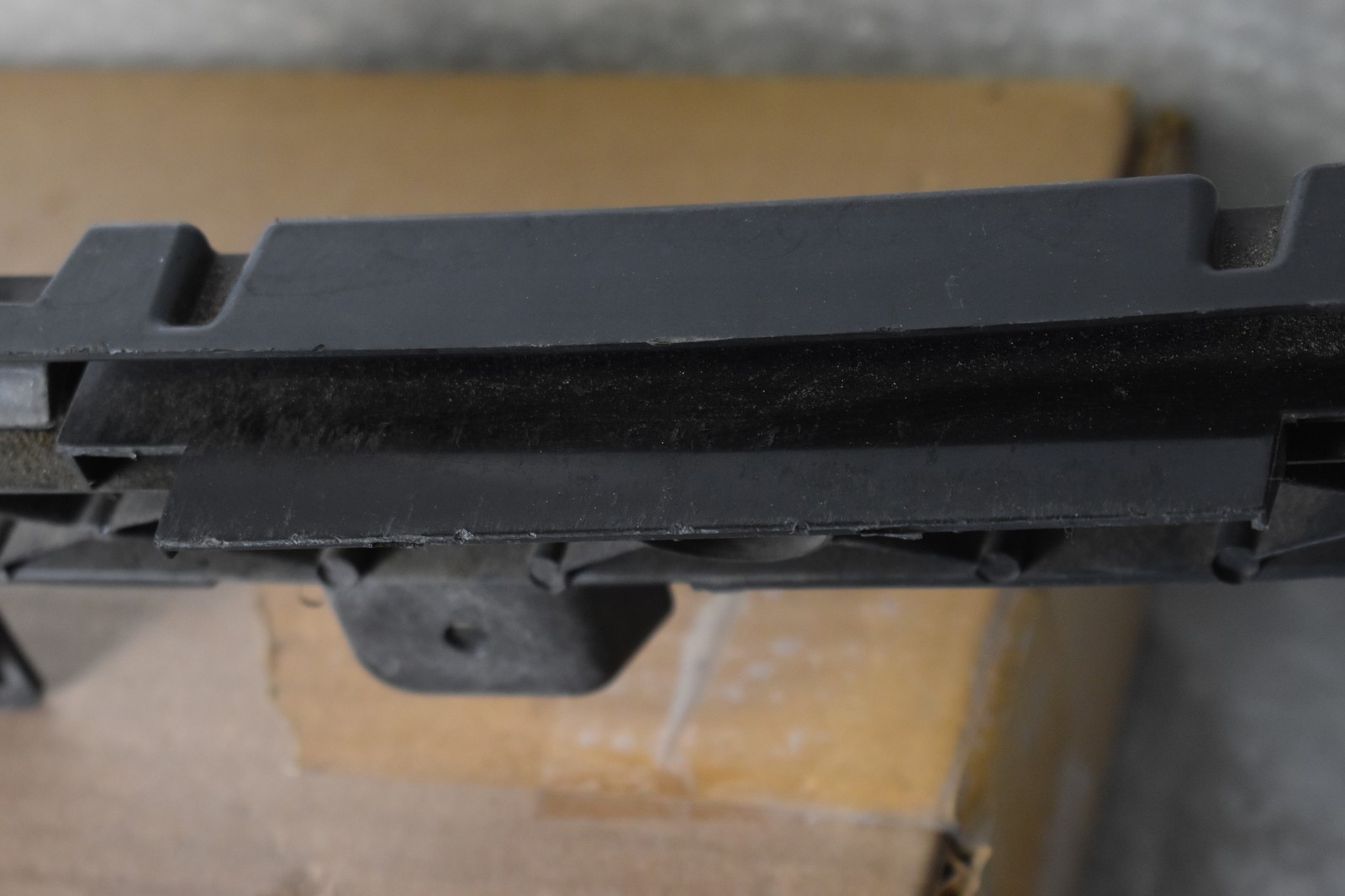 MASERATI QUATTROPORTE REAR BUMPER UPPER CENTER MOUNT 2014-2024 OEM 670001620