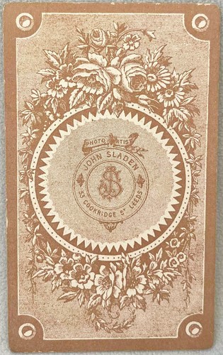 CDV JOHN SLADEN LEEDS BLUMENBILD RÜCKSEITE AUSGEFALLEN SCHÖN FEINE HAUBE DAME FOTO