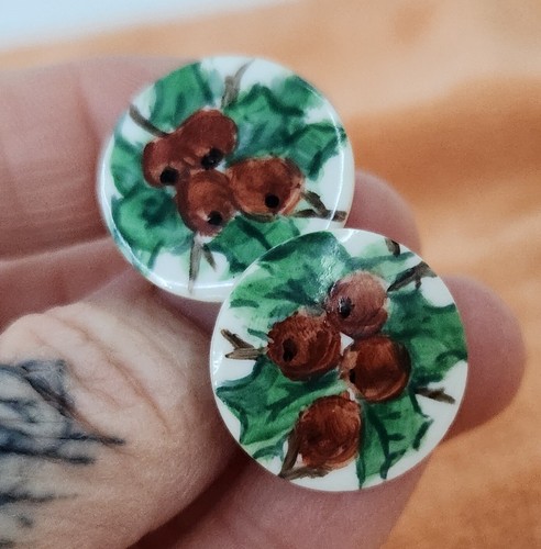 VINTAGE PORCELAIN HAND PAINTED BROOCH SCREW BACK EARRINGS SET CHRISTMAS HOLLY 🎄 - Picture 5 of 8