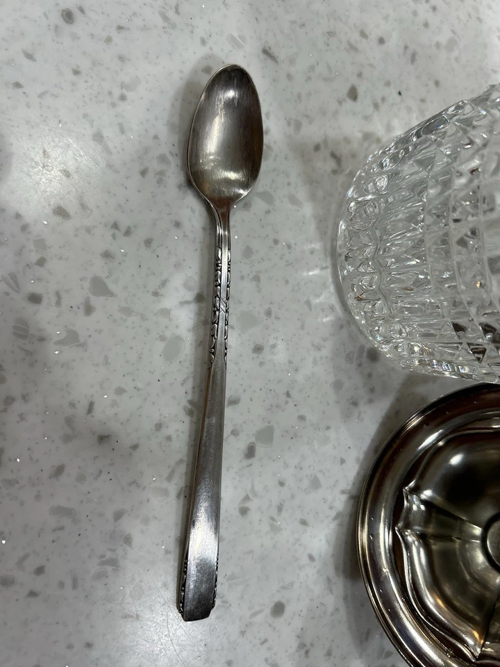 Tarro de azúcar de vidrio cortado vintage con tapa plateada y cuchara Oneida plateada Foto 3 de 4