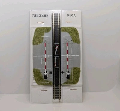 Fleischmann Piccolo N Gauge Level Crossing with Lifting Barriers (9198) – Boxed - Image 1 of 4
