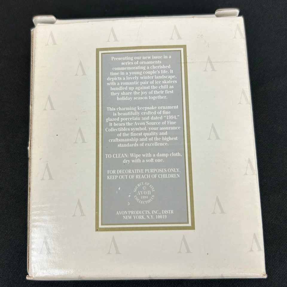De colección Avon 1994 Nuestra Primera Navidad Juntos Porcelana Adorno Pareja Patinadores Foto 3 de 4