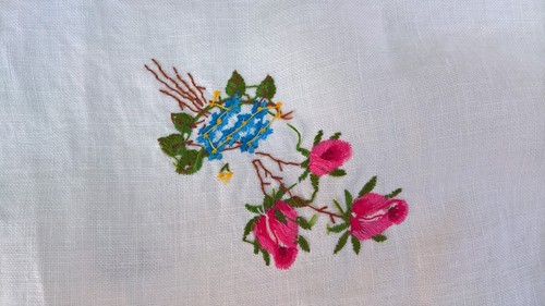 VINTAGE WHITE LINEN TABLE CLOTH WITH HAND SEWN FLORAL EMBROIDERY - Picture 4 of 9