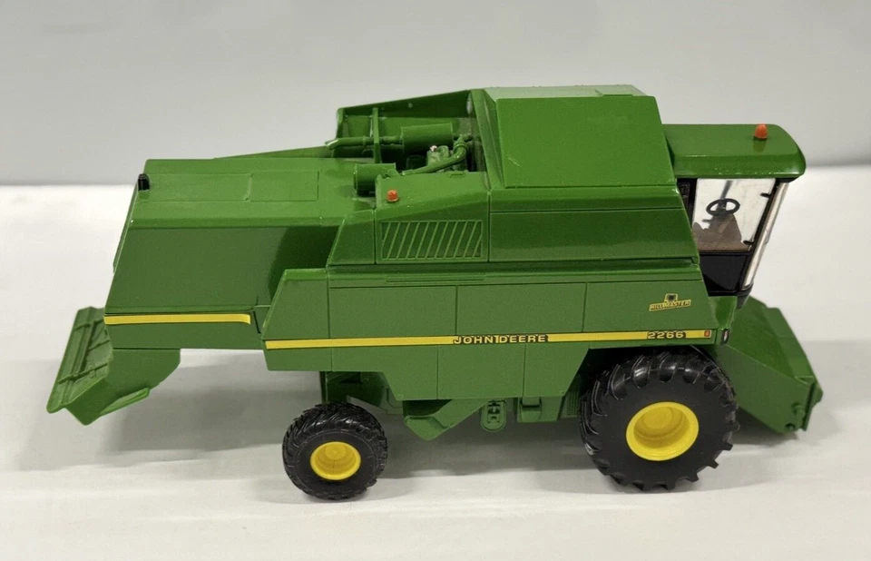 ERTL John Deere 1:32 Hill Master Combine Harvester 2266 No Header Incomplete - Image 4 of 4