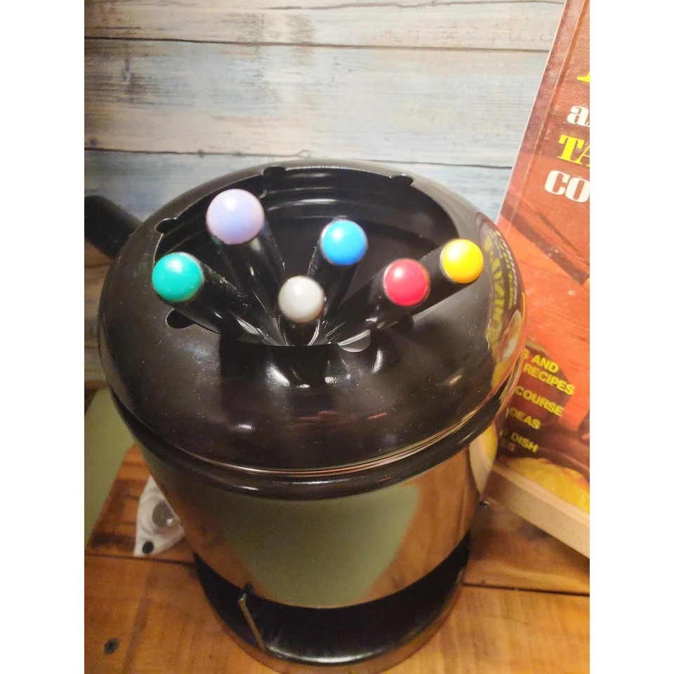 1970 Better Homes Gardens livro de receitas de fondue com panela de fondue e garfos conjunto MCM - Imagem 2 de 4