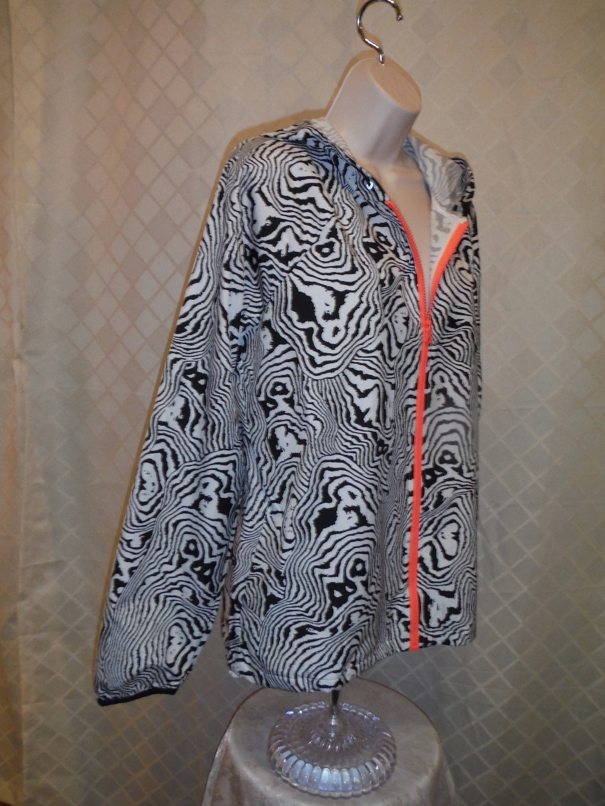 Giacca con cappuccio Light Active FILA taglia SM full zebra righe nere impermeabile nuova con etichette