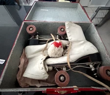 Vntg Chicago Roller Skate Co.Women’s Roller Skates w/ Pom-Poms & Case - Size 6