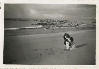 OLD PHOTO - VINTAGE SNAPSHOT - WOMAN BEACH SAND CURIOSITY THEATER NTP FUNNY