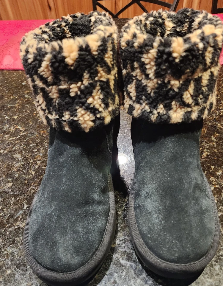 Bota de tornozelo Michael Kors JULIA camurça falsa/shearling preta/castanho logotipo MK usada - Imagem 4 de 4