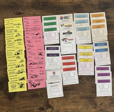 Wiele kart zastępczych Monopoly NASCAR, brakuje 1 skrzyni społecznościowej