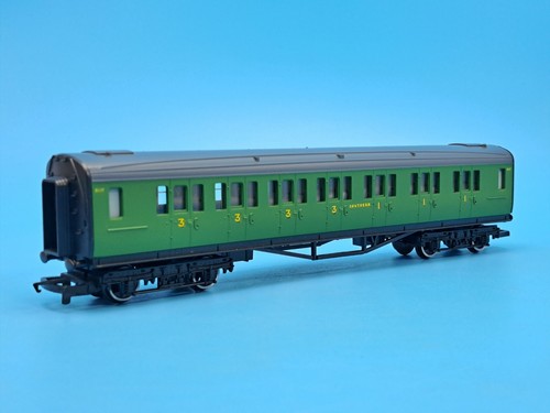 Hornby OO Gauge R.486 - S.R. Composite Corridor Coach - Malachite Livery - Picture 2 of 13