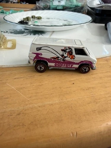 Hot Wheels Redline 1974 White Geoffrey Van Hong Kong  Toys R Us Promo - Rare HTF