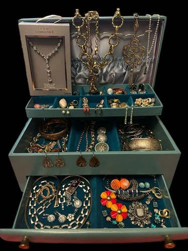 Vintage Estate Costume Jewelry Lot Retro To Estate Multi Tone Earrings Brooches