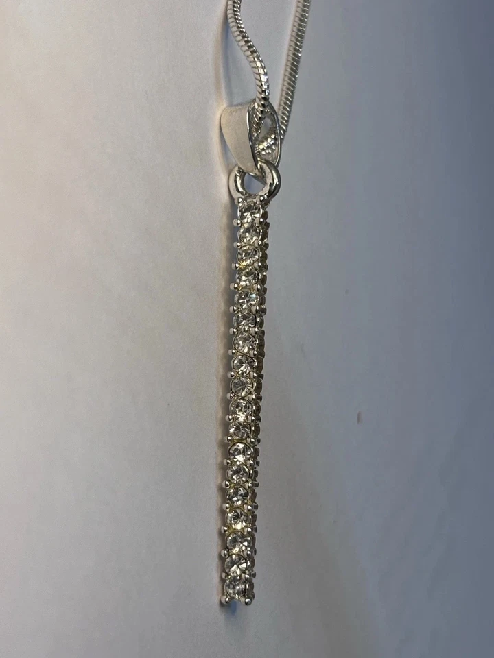 Único y delicado collar con etiqueta de barra de línea de diamantes enchapado en oro blanco de 18 k Foto 3 de 4