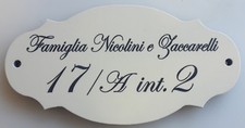 Targa in ceramica sagomata incisa con fori_colore bianco latte_13 x 7,5 cm