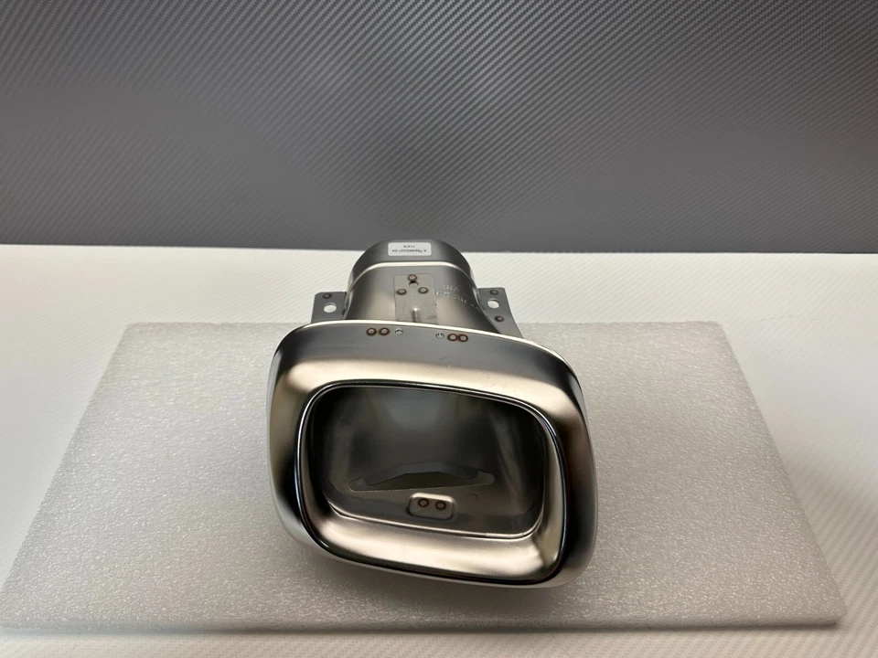 Infiniti QX30 OEM Right Diffuser Muffler Tip 2017 2018 2019 Foto 2 de 4