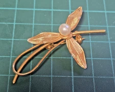 Vintage Gold Tone Etched Trillium Flower w Faux Pearl Design Lapel Brooch Pin